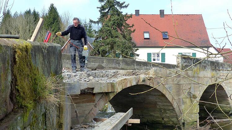 Die derzeitige Sanierung der Feulner Brücke durch die Firma ROH-Bau reißt ein großes Loch in die Trebgaster Gemeindekasse. Foto: Dieter Hübner