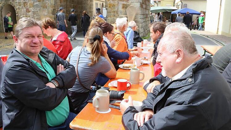 Am Rande des Mittelaltermarktes entstand die Idee, beim Sonntagsgottesdienst in Ebern auch an das Finalspiel der Brose Baskets in Bamberg zu denken. Ralf Kestel (links) im Gespr&auml;ch mit Pfarrer Rudolf Theiler (rechts). Foto: Barbara Herbst