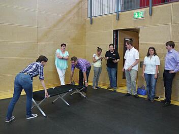 Artur Zwanzger vom ASB Höchstadt mit städtischen Mitarbeitern in der Baiersdorfer Mehrzweckhalle. Foto: Pauline Lindner