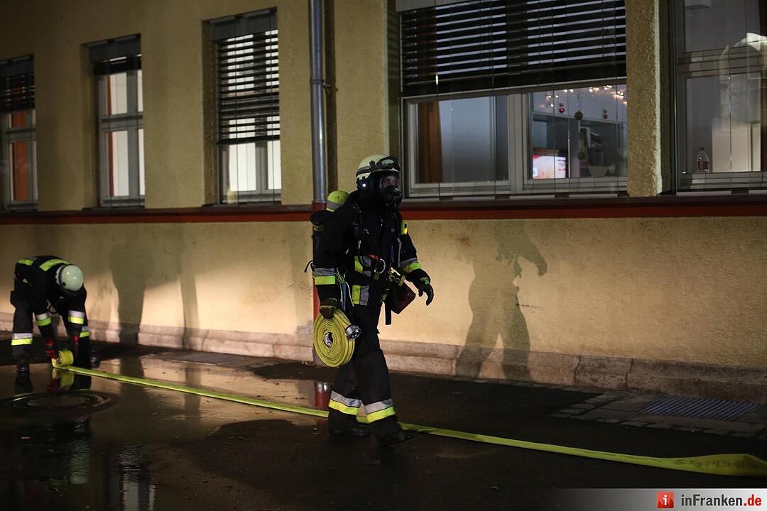 Bett fing im Klinikum Feuer - Großeinsatz der Rettungskräfte in Nürnberg-Nord