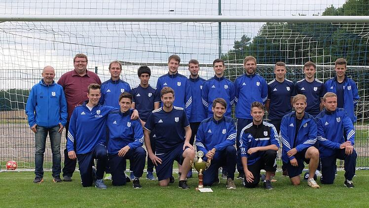 Unser Bild zeigt den neuen und alten Stadtmeister, den TSV Münnerstadt: hinten, von links Günther Scheuring (TSV-Sportvorstand), Andreas Trägner (2. Bürgermeister), Thomas Dietz, Fuaad Kheder, Lorenz Büttner, Jannik Schmittzeh, Jonas Back, Sebastian Köhler, Steffen Fleckstein, Tobias Kröckel, Lukas Schmittzeh und vorne, von links Lukas Katzenberger, Lucas Fleischmann, Hans-Christian Schmitt, Simon Snaschel, Jonas Pfaff, Philipp Müller und Dominik Fiedler.  Foto: Björn Hein