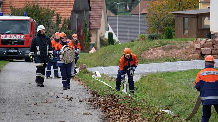 Schlauchstrecken verlegen und wieder abbauen. Foto: Gerd Schaar