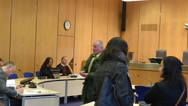 Vor Beginn der Gerichtsverhandlung im Coburger Justizgebäude Gabi Arnold