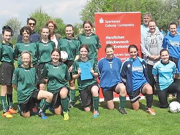 Der neue Kreissieger der M&auml;dchen in der Wettkampfklasse II hei&szlig;t Meranier-Gymnasium Lichtenfels (links), das die Burgkunstadter Realsch&uuml;lerinnen mit 6:2 bezwang.  Foto: Hans Tremel