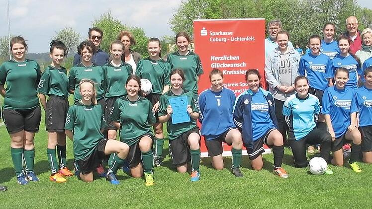 Der neue Kreissieger der M&auml;dchen in der Wettkampfklasse II hei&szlig;t Meranier-Gymnasium Lichtenfels (links), das die Burgkunstadter Realsch&uuml;lerinnen mit 6:2 bezwang.  Foto: Hans Tremel