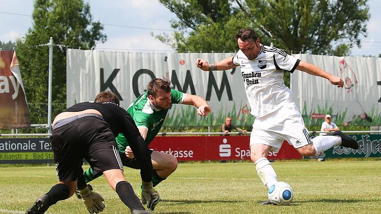 Das lässt sich Andre Brendel nicht nehmen. Heubachs Keeper Lorz ist schon geschlagen und Frank kommt auch nicht mehr vor den Ball.