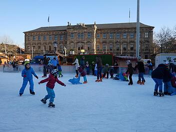 Vor der historischen Kulisse des Schlosses lockt "Erlangen on Ice".    Foto: Nikolas Pelke