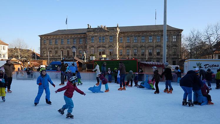 Vor der historischen Kulisse des Schlosses lockt "Erlangen on Ice".    Foto: Nikolas Pelke
