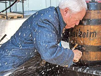 Kein glückliches Händchen hatte Bürgermeister Helmut Fischer beim Anstich.  Fotos: Klaus Gagel