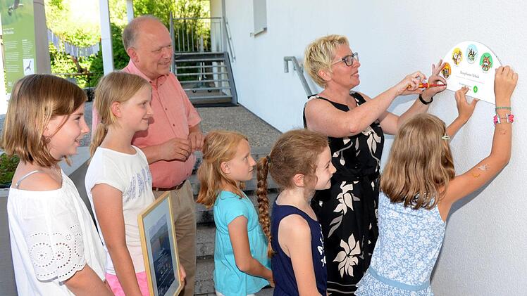 Die Gastgeberin, Rektorin Sabine Schalke, durfte als erste im Landkreis das Auszeichnungsschild an ihrer Schule anbringen. Im Hintergrund Regierungsdirektor Michael Geiger.  Peter Rauch