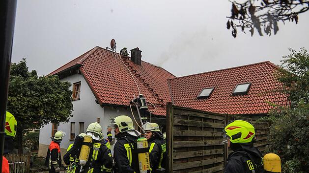 Am Mittwoch hat ein Blitz in ein Mehrfamilienhaus eingeschlagen. Foto: Merzbach/News5