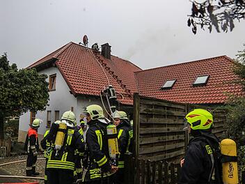 Am Mittwoch hat ein Blitz in ein Mehrfamilienhaus eingeschlagen. Foto: Merzbach/News5