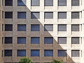 "Finster und dunkel" würden Raffstores in dieser Farbe am neuen Rathaus wirken, meinte Stadtrat Walter Drebinger. Mit einer helleren Variante konnte sich das Gremium aber anfreunden. Repro: Stadt Herzogenaurach