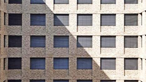 "Finster und dunkel" würden Raffstores in dieser Farbe am neuen Rathaus wirken, meinte Stadtrat Walter Drebinger. Mit einer helleren Variante konnte sich das Gremium aber anfreunden. Repro: Stadt Herzogenaurach