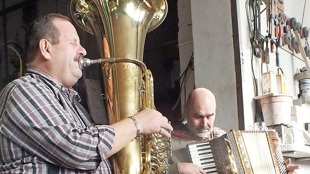 Peter Persin, der "Tuba-Peter, und Ingo Singer spielten auf und sorgten f&uuml;r gute Stimmung. Foto: Manfred Welker
