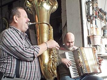 Peter Persin, der "Tuba-Peter, und Ingo Singer spielten auf und sorgten für gute Stimmung. Foto: Manfred Welker