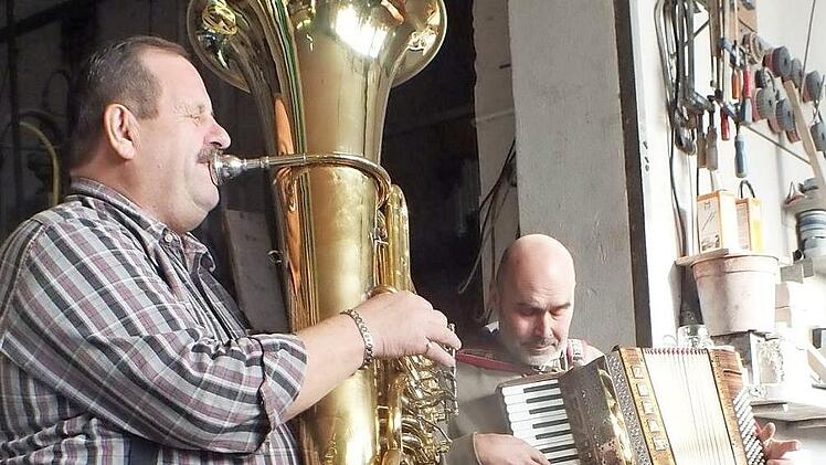 Peter Persin, der "Tuba-Peter, und Ingo Singer spielten auf und sorgten für gute Stimmung. Foto: Manfred Welker