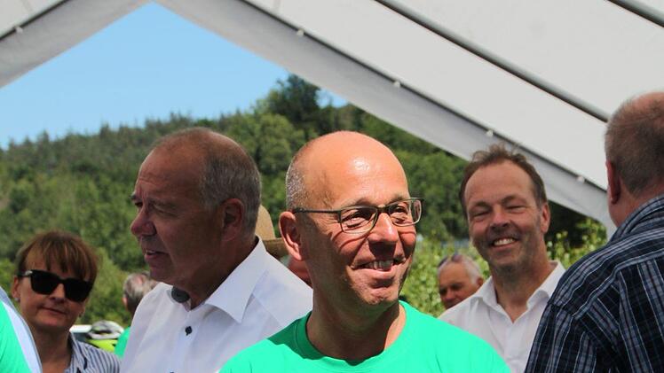 Die Freude über die Eröffnung des Rhönexpress Bahn-Radwegs stand Bürgermeister Gerd Kleinhenz am 28. Juni regelrecht ins Gesicht geschrieben. Zur Feier des Tages nahm er auf einem historischen Holzrad Platz, das das Deutsche Fahrradmuseum zum Festakt nach Wildflecken gebracht hatte. Foto: Archiv/Ulrike Müller