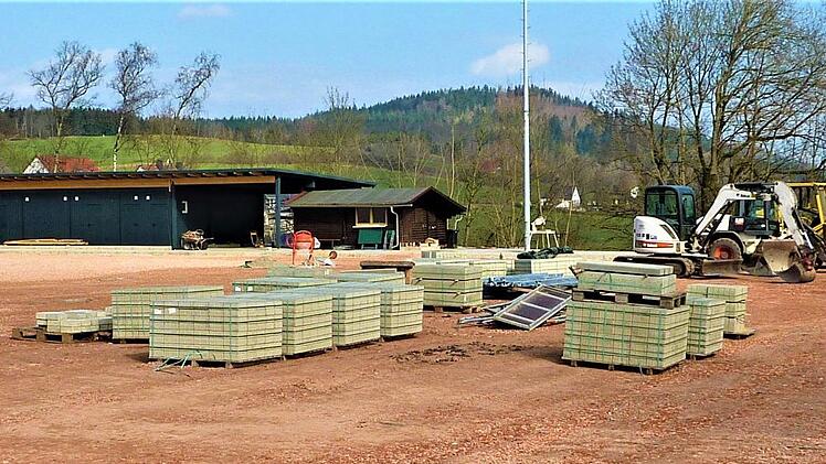Die Corona-Krise sorgt derzeit für einen Stillstand der umfangreichen Arbeiten für den geplanten "Kunstrasenplatz" auf dem "Maxschacht". Im Nordbereich des Sportplatzes sind bereits Kabinencontainer mit Duschen und WC-Anlagen installiert worden.  Gerd Fleischmann