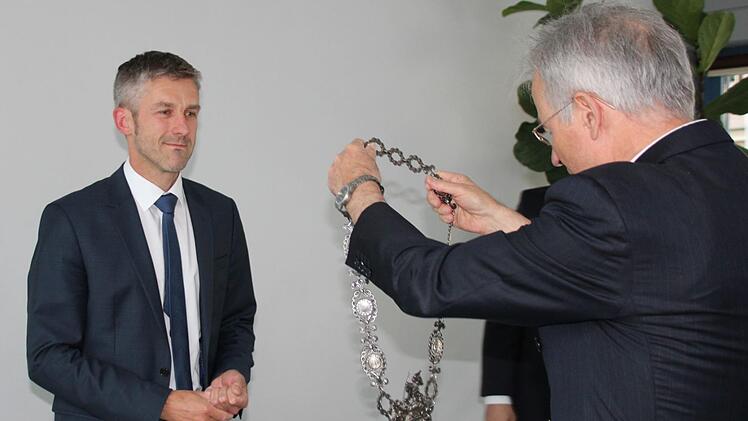 Stadtrat Emanuel Fritschka nimmt Bürgermeister Jochen Vogel den Amtseid ab. Foto: Ulrike Müller