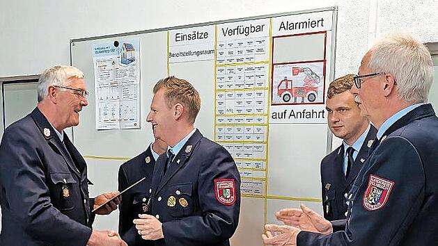 Im Bild (von links) Ehrenkommandant Martin Pöhlmann, Kommandant Christoph Zimmermann, 2. Vorsitzender Philipp Schmaus und Kreisbrandmeister Michael Ködel