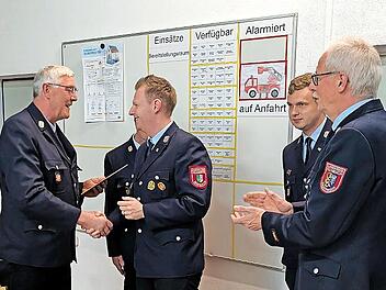 Im Bild (von links) Ehrenkommandant Martin Pöhlmann, Kommandant Christoph Zimmermann, 2. Vorsitzender Philipp Schmaus und Kreisbrandmeister Michael Ködel