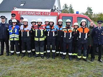 Die Prüflinge, Schiedsrichter und Feuerwehrführungskräfte nach der Prüfung.