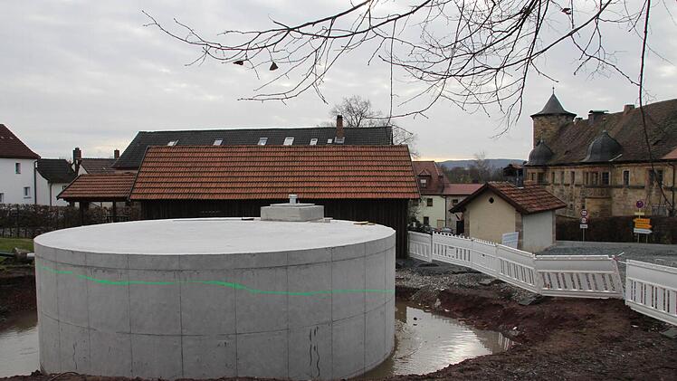 Um den Löschwasserbehälter vor dem Wernsteiner Schloss geht es in der Mainleuser Gemeinderatssitzung am Montagabend: Bleibt er stehen oder kommt er weg? Foto: Jürgen Gärtner