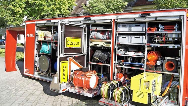 Im Landkreis Bayreuth gibt es sie schon, im Landkreis Bamberg sollen sie beschafft werden: so genannte Wechsellader. Dabei können Rollcontainer mit verschiedener Feuerwehr-Ausrüstung (Bild) abwechselnd je nach Bedarf auf einem Transportfahrzeug zum Einsatz kommen. Foto: Rausch
