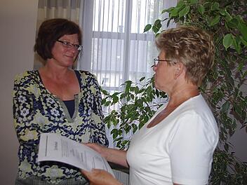 Bürgermeisterin Gabriele Weber (rechts) überreichte Kerstin Göpfert (links) ihre Bestellungs-Urkunde zur Standesbeamtin. Foto: Heike Schülein
