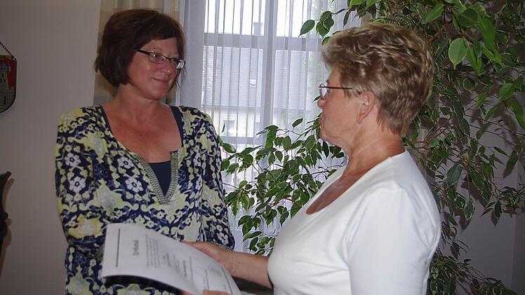 Bürgermeisterin Gabriele Weber (rechts) überreichte Kerstin Göpfert (links) ihre Bestellungs-Urkunde zur Standesbeamtin. Foto: Heike Schülein
