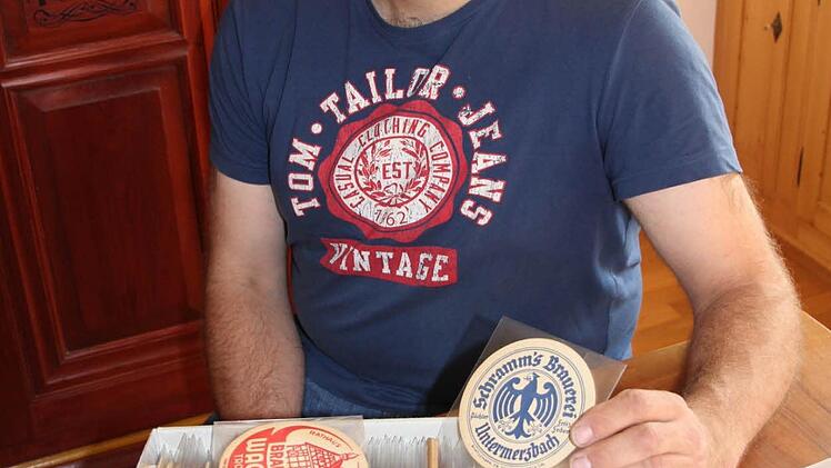 Mit ihnen, Bierdeckeln aus der näheren Umgebung hat die Sammelleidenschaft von Wilhelm Kreller angefangen. Etwa 6000 hat er in seinem Besitz. Heute zählen aber auch viele Krüge, Gläser und Postkarten zu seinen gesammelten Unikaten. Fotos: Helmut Will