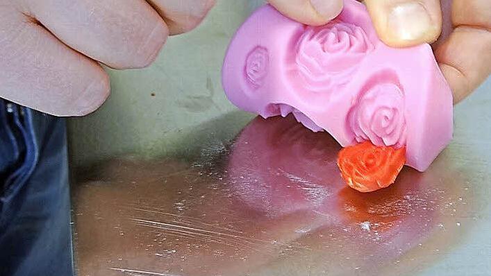 Jeder Artikel, den er verkauft, muss den Chef-Test bestehen. Roland Huthansl testet gerade, wie sich der Ausrollfondant aus England aus der Röschen-Silikonform löst.