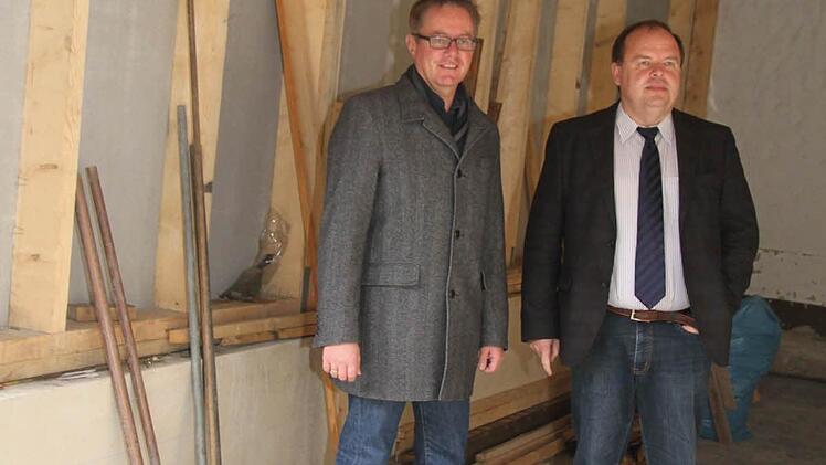 Bürgermeister Stefan Pöhlmann aus Helmbrechts und Bürgermeister Werner Burger aus Grafengehaig sind beeindruckt, wie weit die Bauarbeiten fortgeschritten sind. Foto: Sonja Adam