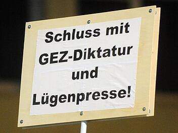 Schild, das auf einer "Pegida"-Demonstration mitgeführt worden ist. Foto: dpa