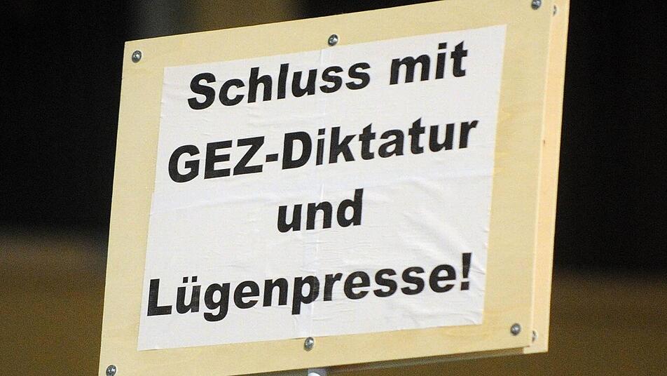 Schild, das auf einer "Pegida"-Demonstration mitgeführt worden ist. Foto: dpa