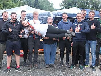 Sie wird auf Händen getragen: Laura Nebatz ist neben zehn Jungs das einzige Mädchen bei der Trachtenkirchweih. Foto: Veronika Schadeck