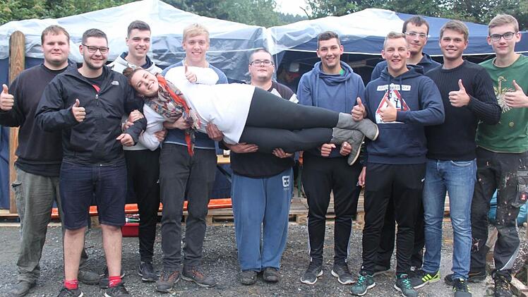 Sie wird auf Händen getragen: Laura Nebatz ist neben zehn Jungs das einzige Mädchen bei der Trachtenkirchweih. Foto: Veronika Schadeck