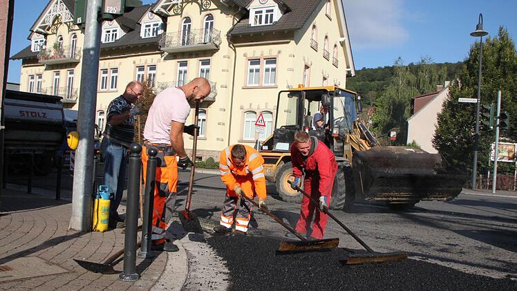 Asphaltierungsarbeiten am Deutschen Haus: Kleinere Teilstücke erledigen die Bauarbeiter in Handarbeit. Foto: Ulrike Müller