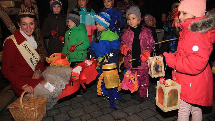 Korbstadtkönigin Maria war zu Besuch und widmete sich den Kindern. Foto: Gerda Völk