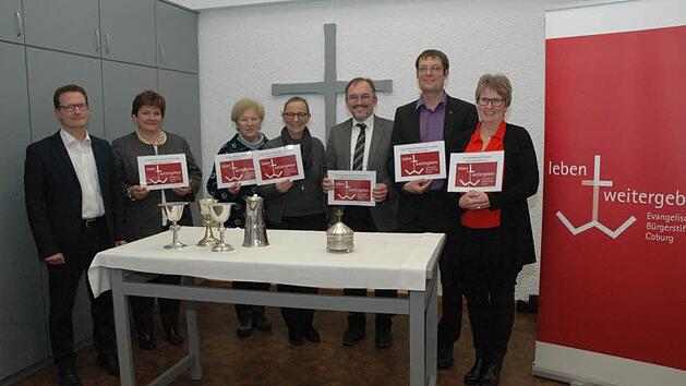 Die Evangelische B&uuml;rgerstiftung Coburg "leben + weitergeben" sch&uuml;ttete knapp 4000 Euro aus (von links): Thomas Radermacher, Pfarrerin Silke Kirchberger, Heidi Sch&uuml;lke, Petra Heeb, Dekan Andreas Kleefeld, Pfarrer J&ouml;rg Mahler, Silke Lesch Foto: Edwin Mei&szlig;inger
