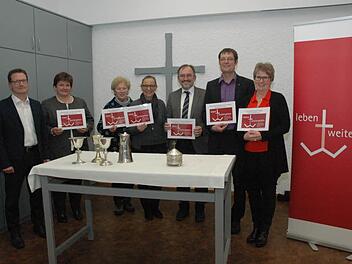 Die Evangelische Bürgerstiftung Coburg "leben + weitergeben" schüttete knapp 4000 Euro aus (von links): Thomas Radermacher, Pfarrerin Silke Kirchberger, Heidi Schülke, Petra Heeb, Dekan Andreas Kleefeld, Pfarrer Jörg Mahler, Silke Lesch Foto: Edwin Meißinger
