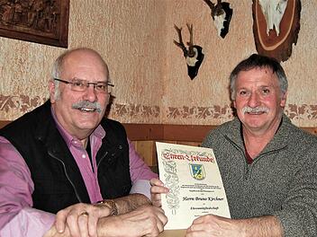 Der zweite Vorsitzende Bruno Kirchner (rechts) wurde vom Vorsitzenden Roland Hehn zum Ehrenmitglied ernannt.  Foto: Sigismund von Dobschütz