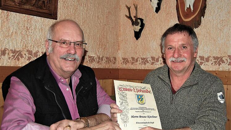 Der zweite Vorsitzende Bruno Kirchner (rechts) wurde vom Vorsitzenden Roland Hehn zum Ehrenmitglied ernannt.  Foto: Sigismund von Dobschütz