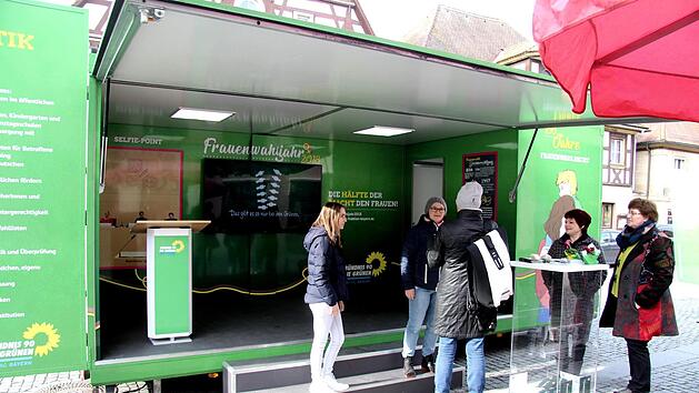 Ortsverbandssprecherin Uschi Schmidt, Landtagsabgeordnete Verena Osgyan (v. r.) und Landtagskandidatin Astrid Marschall (2. v. l.) suchten das Gespr&auml;ch mit Passanten. Foto: Richard S&auml;nger