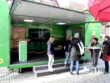 Ortsverbandssprecherin Uschi Schmidt, Landtagsabgeordnete Verena Osgyan (v. r.) und Landtagskandidatin Astrid Marschall (2. v. l.) suchten das Gespräch mit Passanten. Foto: Richard Sänger