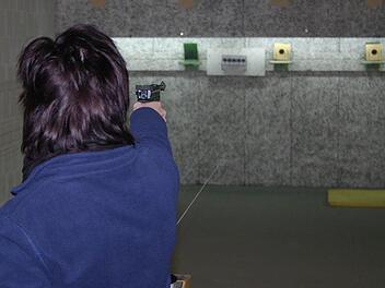 Fürs Trainieren mit Pistole und Gewehr stehen im Schützenhaus am Pferdsfelder Weg viele Schießstände zur Verfügung. Archivfoto: Matthias Einwag