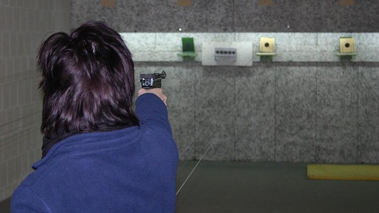 Fürs Trainieren mit Pistole und Gewehr stehen im Schützenhaus am Pferdsfelder Weg viele Schießstände zur Verfügung. Archivfoto: Matthias Einwag