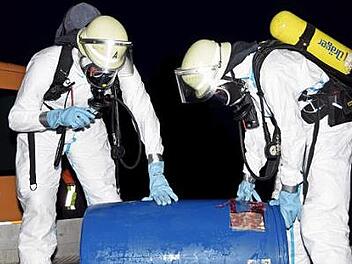 Aktive in speziellen Schutzanz&uuml;gen stellten fest, welche Fl&uuml;ssigkeiten sich in den F&auml;ssern befanden. Foto: Dieter Radziej