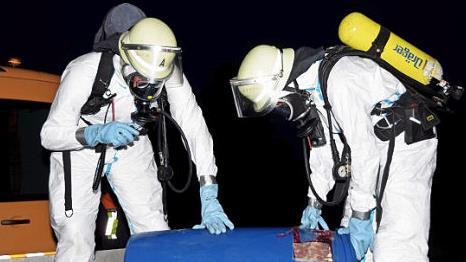 Aktive in speziellen Schutzanz&uuml;gen stellten fest, welche Fl&uuml;ssigkeiten sich in den F&auml;ssern befanden. Foto: Dieter Radziej